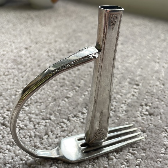 Rogers Oneida silverplate unique bud vase - Picture 3 of 7